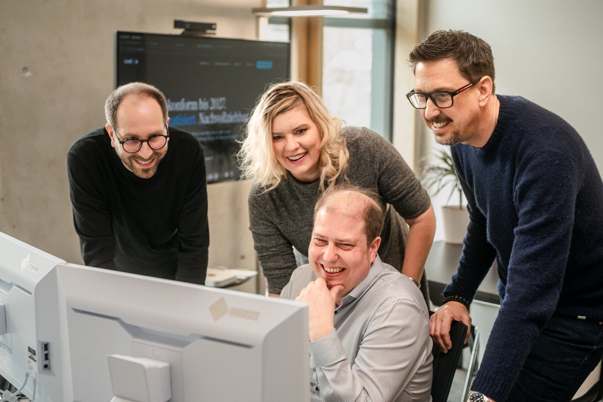 Das codAIx-Team bei der gemeinsamen Arbeit vor dem Bildschirm